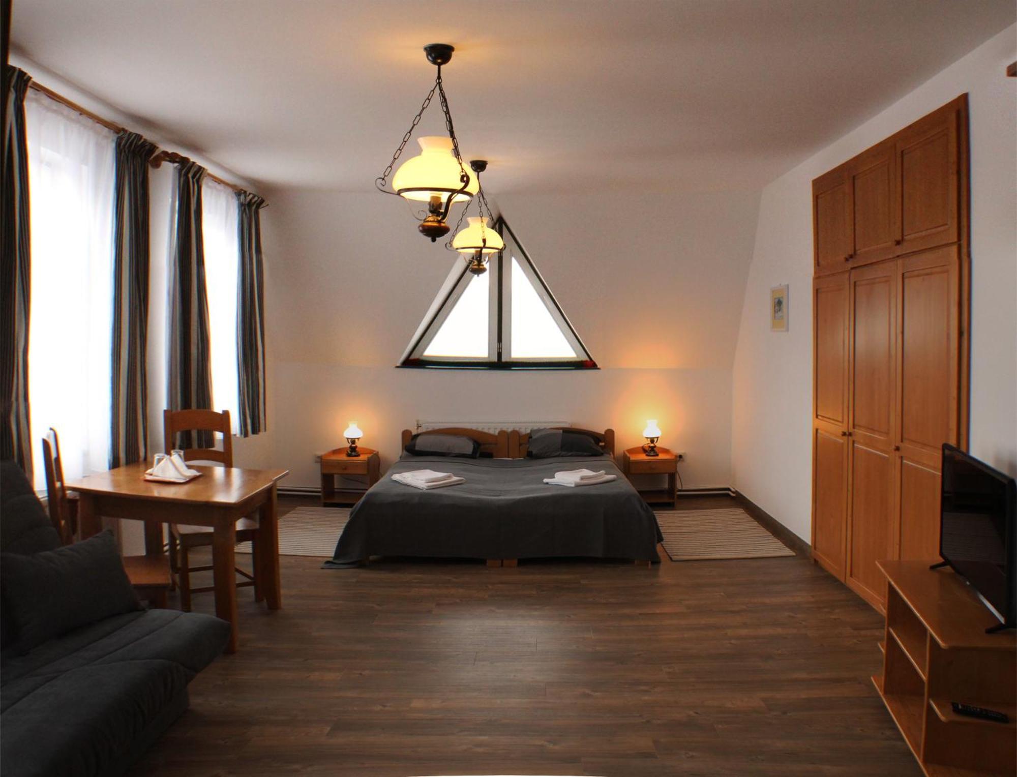 Sugo Panzio Madarasi Hargita Hotel Izvoare  Exterior photo